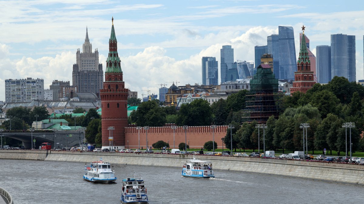 Vessels sail along the Moskva River near the Kremlin, central Moscow, Russia, Aug. 7, 2025. (Reuters Photo)
