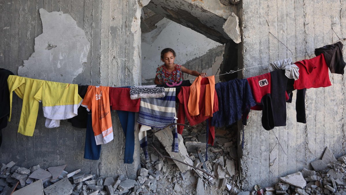 A Palestinian girl hangs clothes to dry inside the Imam al Shafi’i Mosque, where families have taken shelter, in the Zeitoun neighbourhood of Gaza City, Palestine, Oct. 23, 2025. (AFP Photo)