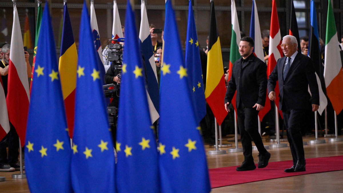 Ukraine's President Volodymyr Zelenskyy (L) and European Council President Antonio Costa arrive for a European Council meeting gathering the 27 EU leaders, Brussels, Belgium, Oct. 23, 2025. (AFP Photo)