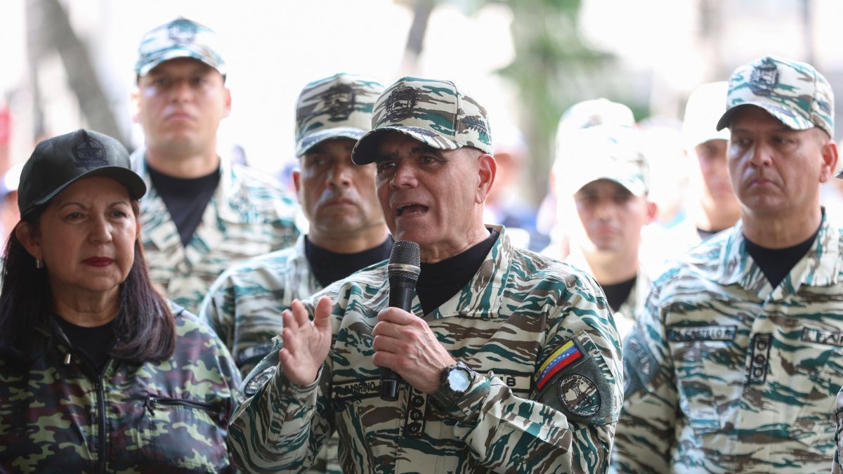 Venezuela&#039;s Defense Minister Vladimir Padrino Lopez speaks during a training session of the Bolivarian National Militia in Caracas, Oct.4, 2025. (AFP Photo)