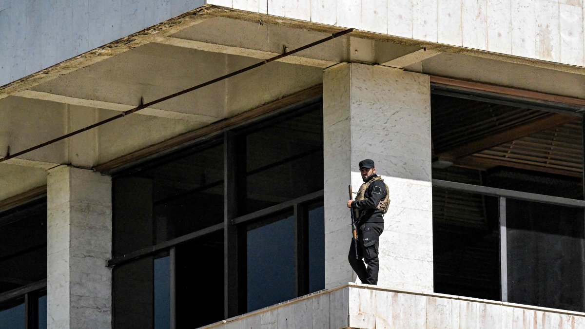 A member of the Syrian authorities&#039; new security forces stands guard outside a polling station where members of Syrian local committees have been casting their votes, Damascus, Syria, Oct. 5, 2025. (AFP Photo)