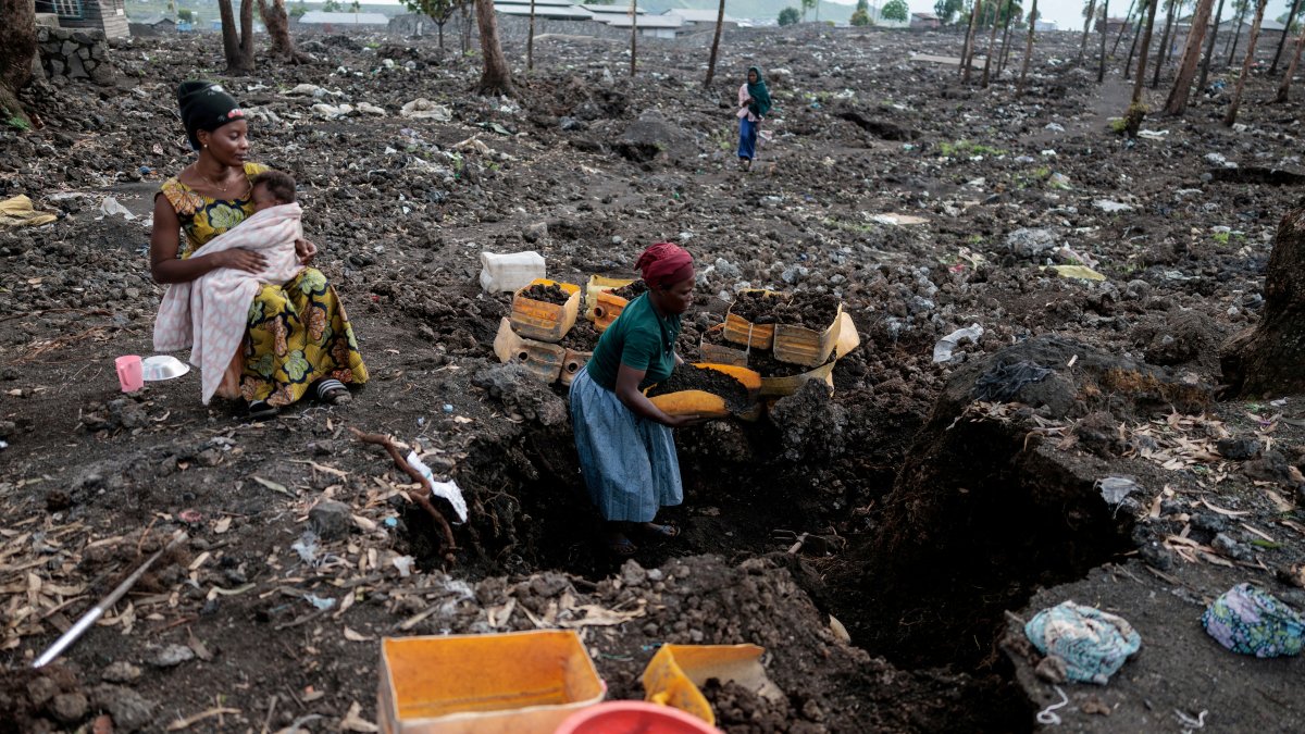 Kahindo, an internally displaced woman, who said they could not return home because it was destroyed during the fighting, gathers volcanic gravel to sell at an IDP camp, which was emptied after the M23 rebels ordered many displaced people to leave the camps in Mugunga district, Goma, DRC, March 22, 2025. (Reuters Photo)