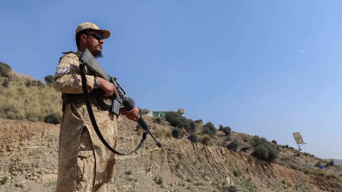 A Taliban security personnel stands guard along a road near the Ghulam Khan zero-point border crossing between Afghanistan and Pakistan in Gurbuz district in the southeast of Khost province, Oct. 20, 2025. (AFP Photo)