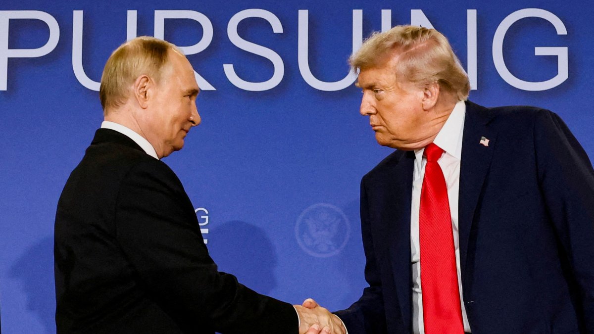 U.S. President Donald Trump and Russian President Vladimir Putin shake hands during a press conference following their meeting to negotiate an end to the war in Ukraine, at Joint Base Elmendorf-Richardson, in Anchorage, Alaska, U.S., Aug.15, 2025. (Reuters File Photo)