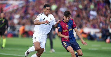 Barcelona&#039;s Pedri (R) competes for the ball with Real Madrid&#039;s Jude Bellingham during the La Liga match at Estadi Olimpic Lluis Companys, Barcelona, Spain, May 11, 2025. (Getty Images Photo)