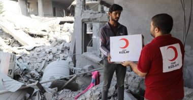 Turkish Red Crescent (Kızılay) volunteers distribute food to residents affected by the ongoing crisis in Gaza, Palestine, Oct. 23, 2025. (AA Photo)