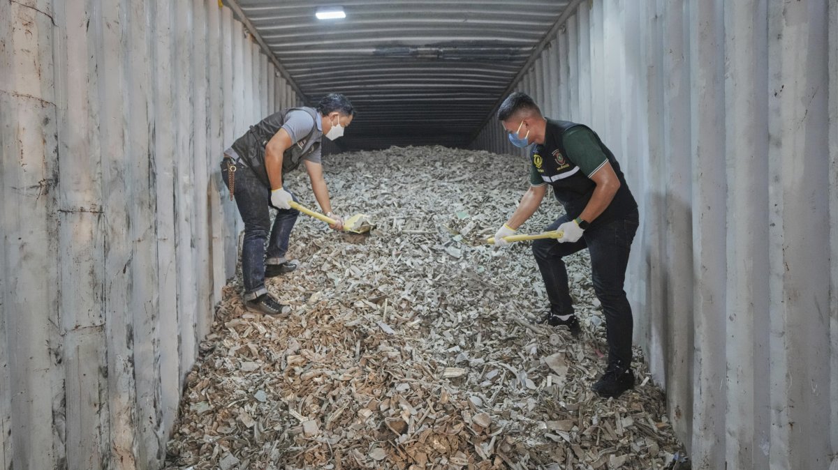 Thai officials show samples of illegally imported electronic waste from the U.S. which they said they seized at Bangkok Port during a press conference in Bangkok, Thailand, May 14, 2025. (AP Photo)