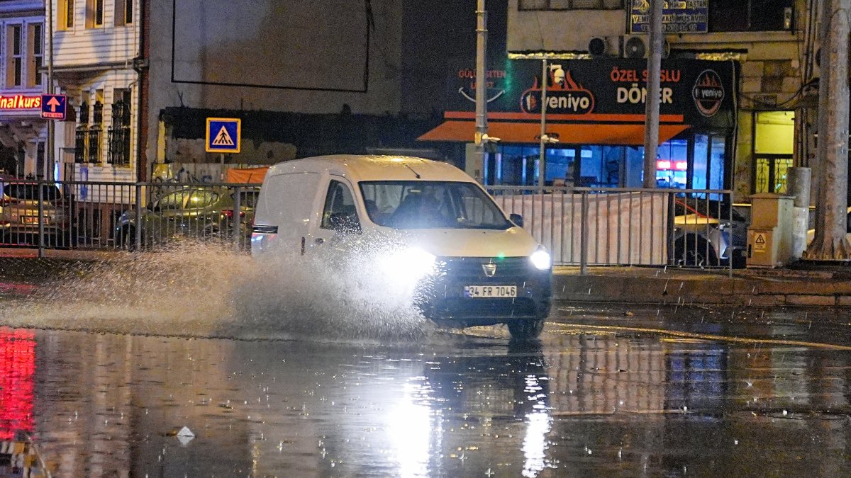 Heavy rain disrupts daily life as vehicles struggle through waterlogged streets in Istanbul, Türkiye, Oct. 25, 2025. (AA Photo)