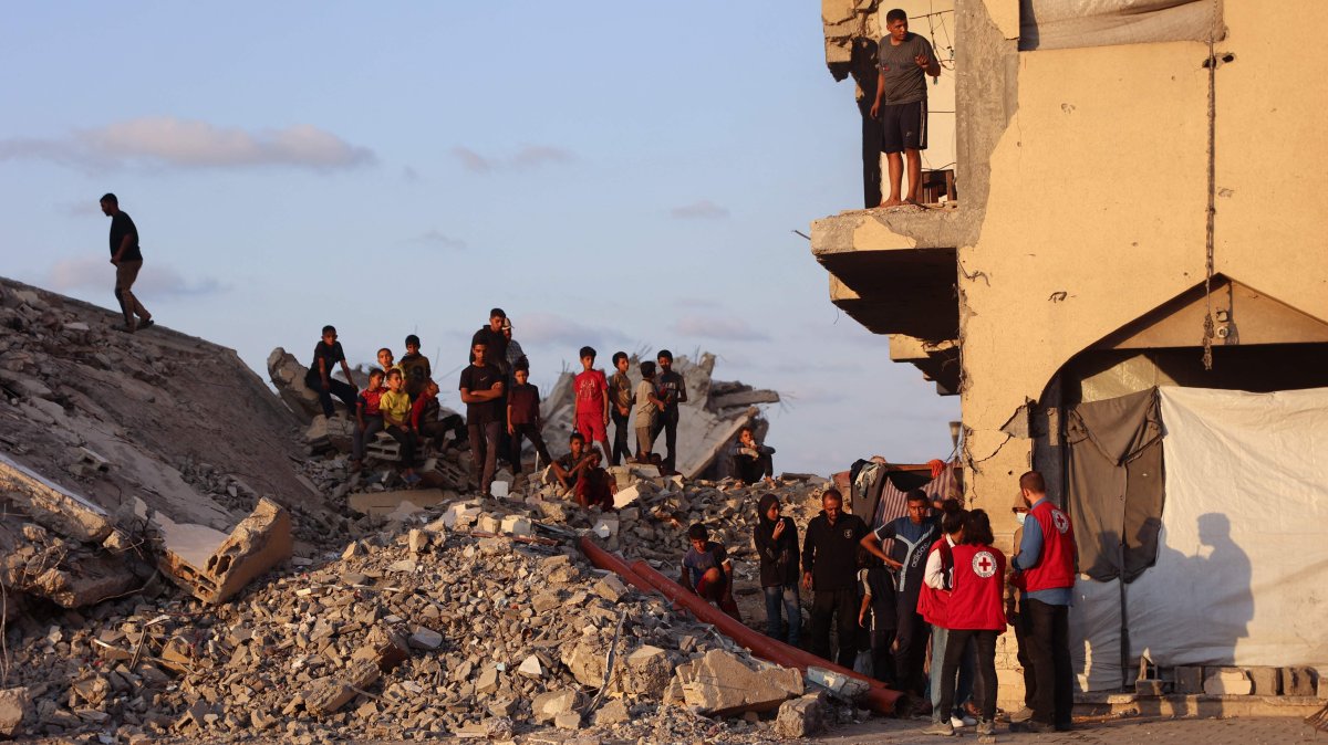 Palestinians and members of the ICRC gather at a site where people are digging with excavators, reportedly in search of bodies, in Khan Yunis, southern Gaza Strip, Palestine, Oct. 17, 2025. (AFP Photo)