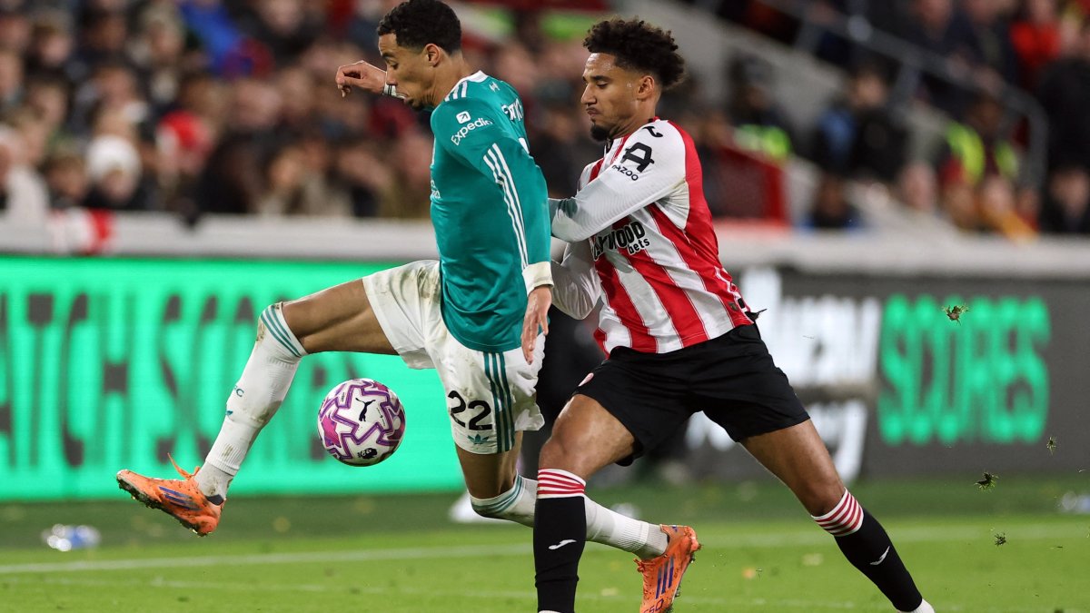 Liverpool&#039;s Hugo Ekitike (L) in action with Brentford&#039;s Kevin Schade during a Premier League match, London, U.K., Oct. 25, 2025. (Reuters Photo)