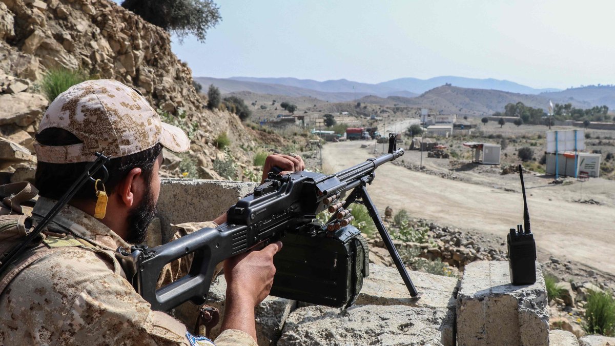 A Taliban security personnel stands guard along a road near the Ghulam Khan zero-point border crossing between Afghanistan and Pakistan in Gurbuz district in the southeast of Khost province, Afghanistan, Oct. 20, 2025. (AFP Photo)