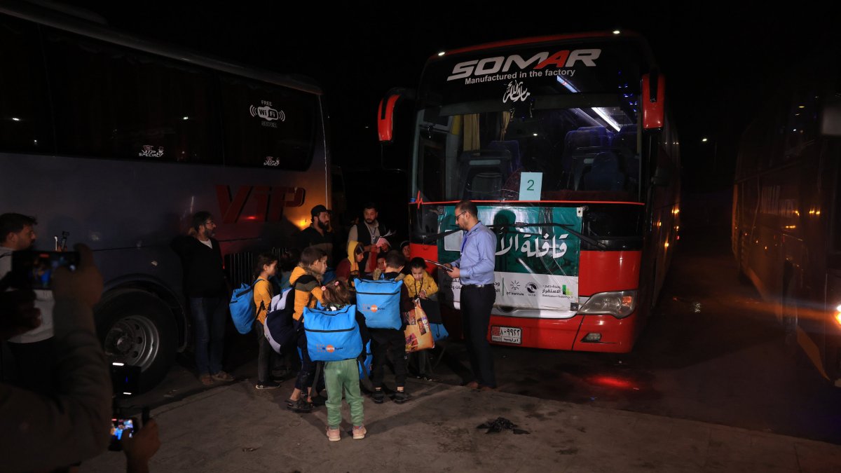 Syrian families are evacuated from the al-Hol camp in northeastern Syria, Oct. 26, 2025. (AA Photo)