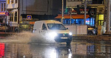 Heavy rain disrupts daily life as vehicles struggle through waterlogged streets in Istanbul, Türkiye, Oct. 25, 2025. (AA Photo)