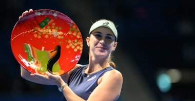 Switzerland&#039;s Belinda Bencic celebrates with the trophy after winning the Pan Pacific Open over the Czech Republic&#039;s Linda Noskova, in Tokyo, Japan, Oct. 26, 2025. (AFP Photo)