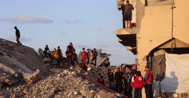 Palestinians and members of the ICRC gather at a site where people are digging with excavators, reportedly in search of bodies, in Khan Yunis, southern Gaza Strip, Palestine, Oct. 17, 2025. (AFP Photo)