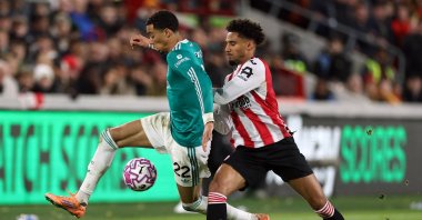 Liverpool&#039;s Hugo Ekitike (L) in action with Brentford&#039;s Kevin Schade during a Premier League match, London, U.K., Oct. 25, 2025. (Reuters Photo)