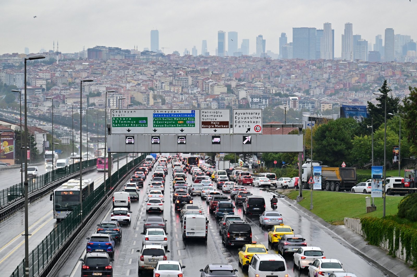 Η πόλη αντιμετωπίζει έντονη κυκλοφορία στα μέσα της εβδομάδας στην ανατολική πλευρά της, με τις βροχές να συμβάλλουν στην επιβράδυνση της κυκλοφορίας στους κύριους δρόμους, Κωνσταντινούπολη, Τουρκία, 10 Οκτωβρίου 2025. (Φωτογραφία AA)