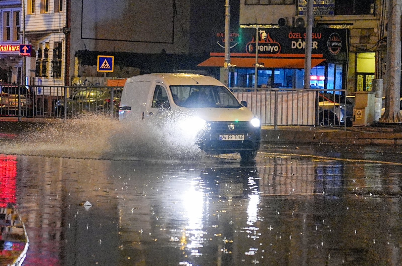 Η έντονη βροχόπτωση διαταράσσει την καθημερινή ζωή καθώς τα οχήματα δυσκολεύονται να περάσουν μέσα από πλημμυρισμένους δρόμους στην Κωνσταντινούπολη, Τουρκία, 25 Οκτωβρίου 2025. (Φωτογραφία AA)