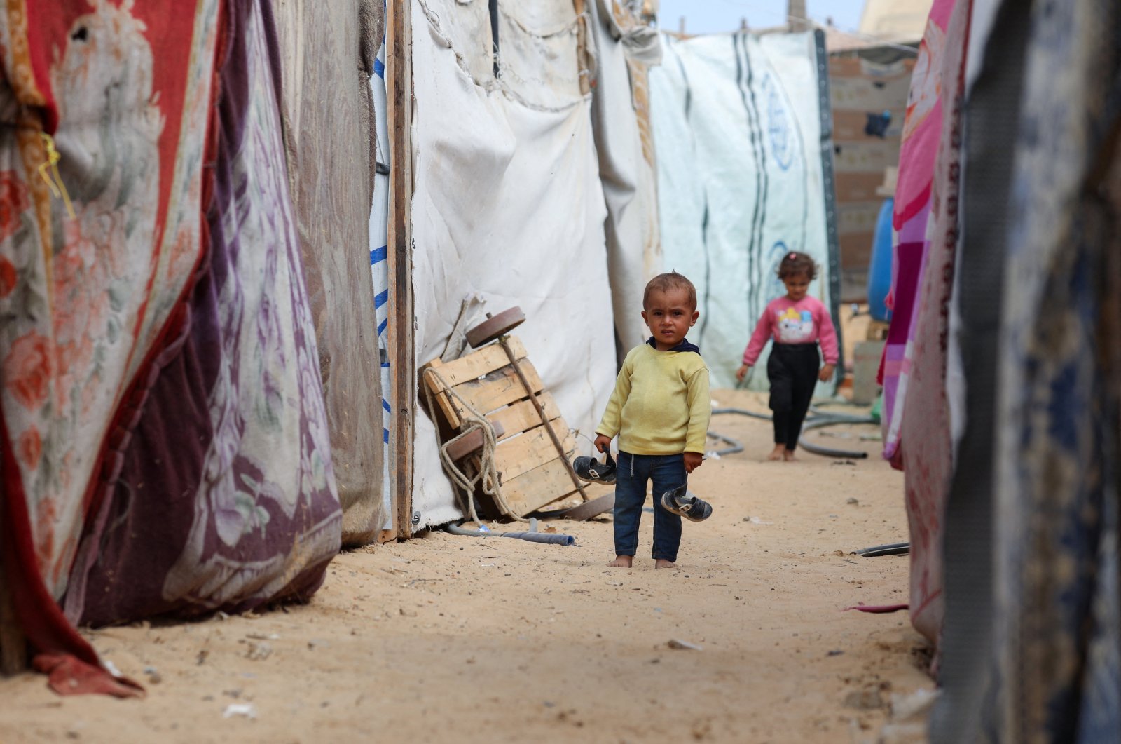 Ένα παιδί στέκεται ανάμεσα σε σκηνές για Παλαιστίνιους εκτοπισμένους από τον πόλεμο, οι οποίοι εγκατέλειψαν τη βόρεια Γάζα λόγω ενός ισραηλινού γενοκτονικού πολέμου, στην κεντρική Λωρίδα της Γάζας, στις 6 Οκτωβρίου 2025. (Φωτογραφία Reuters)