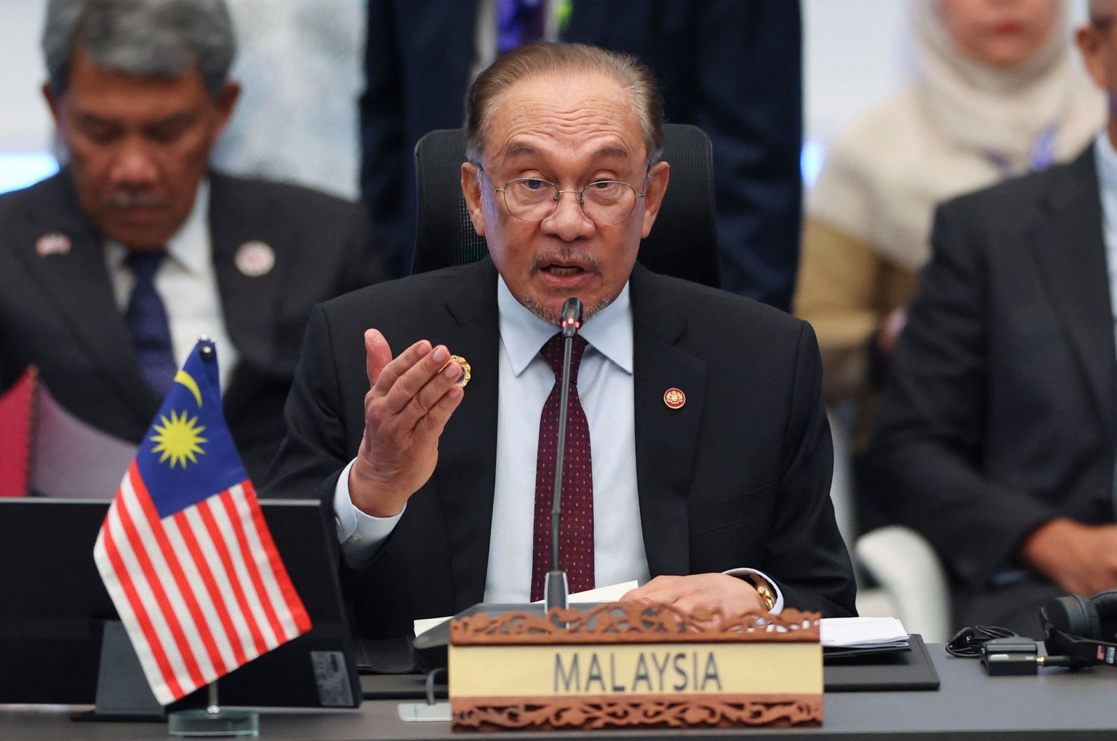 Ο Πρωθυπουργός Ανουάρ Ιμπραήμ (κέντρο) μιλάει κατά τη διάρκεια της 28ης Συνόδου Κορυφής ASEAN - Ιαπωνίας με άλλους ηγέτες κατά τη διάρκεια της 47ης Συνόδου Κορυφής του Συνδέσμου Χωρών της Νοτιοανατολικής Ασίας (ASEAN) στην Κουάλα Λουμπούρ της Μαλαισίας, στις 26 Οκτωβρίου 2025. (Φωτογραφία AFP)