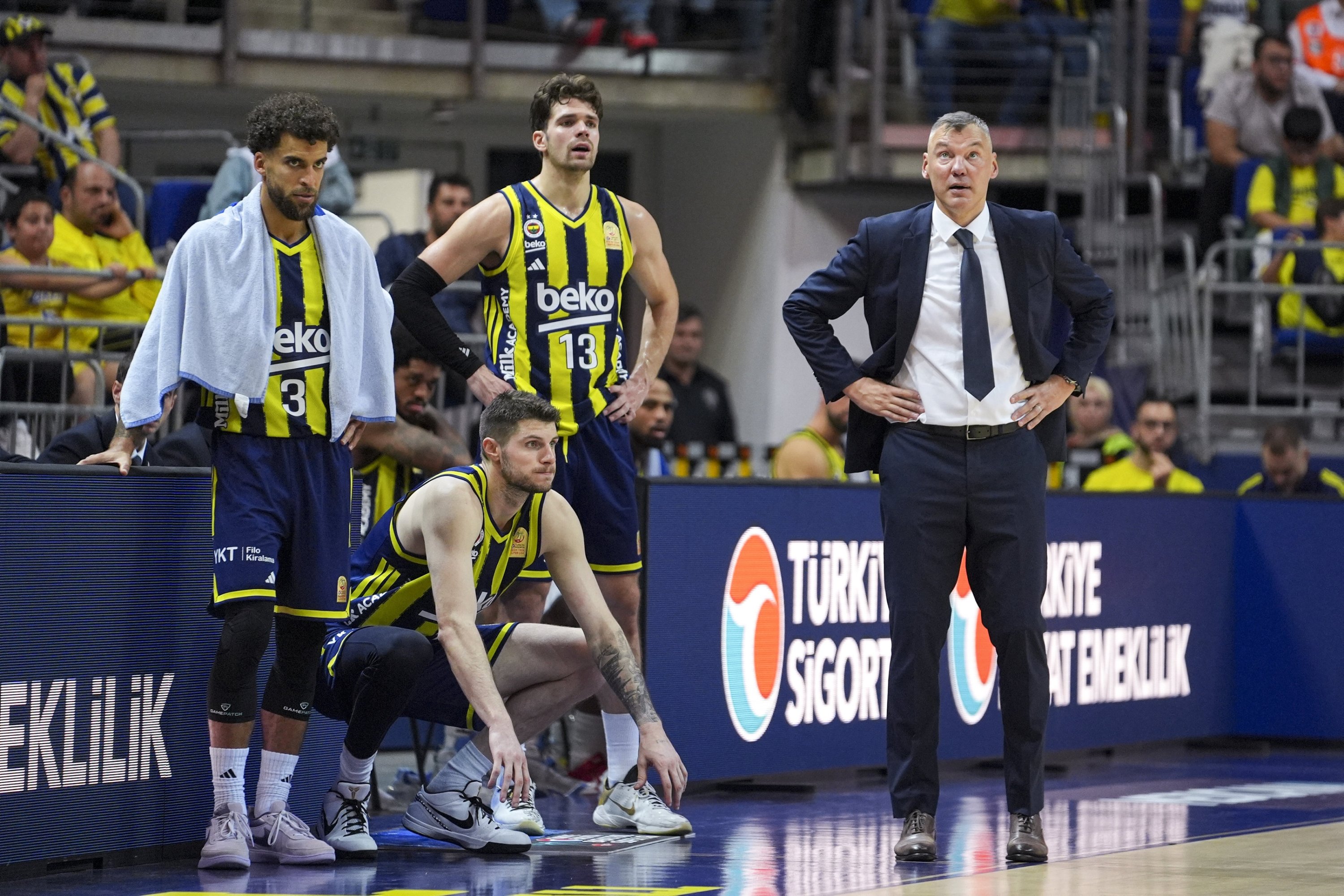 Fenerbahçe Beko head coach Sarunas Jasikevicius (R) watches the game alongside his players during their Türkiye Sigorta Basketball Süper Lig Week 5 matchup against Türk Telekom at Ülker Sports and Event Hall, Istanbul, Türkiye, Oct. 26, 2025. (AA Photo)