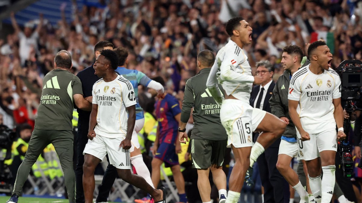 Real Madrid&#039;s Vinicius Junior (L), Jude Bellingham (C) and Kylian Mbappe celebrate at the end of the Spanish league football match against Barcelona at Santiago Bernabeu Stadium, Madrid, Spain, Oct. 26, 2025. (AFP Photo)