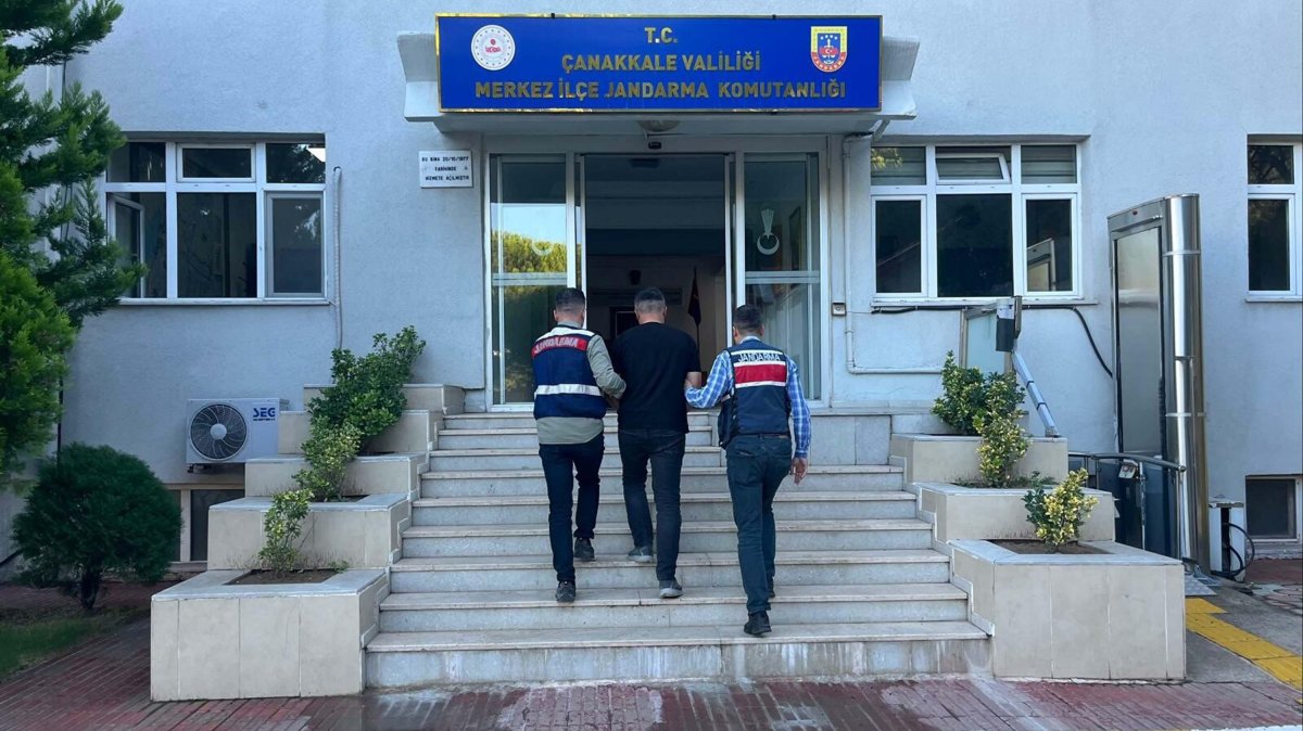 Gendarmerie officers escort a captured FETÖ suspect in Çanakkale, western Türkiye, Oct. 21, 2025. (DHA Photo)