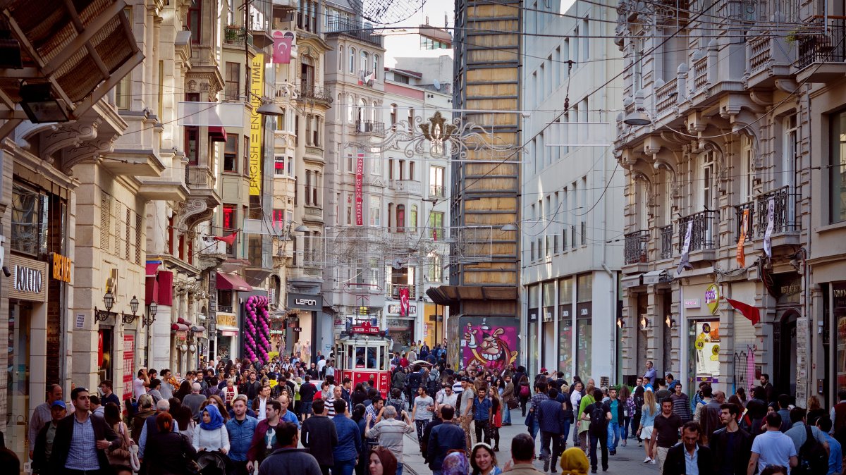 People are walking on Istiklal Avenue, Istanbul, Türkiye, April 22, 2016. (Shutterstock Photo)
