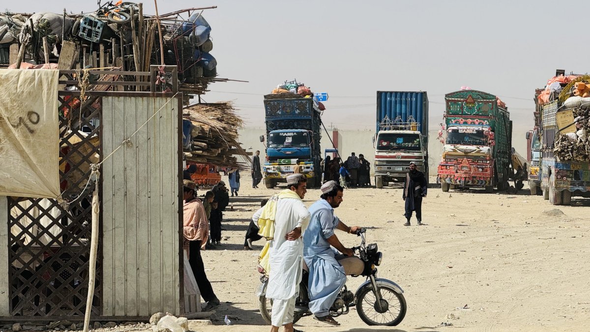 Afghan refugees prepare to return to Afghanistan at the Pakistan-Afghan border, Chaman, Pakistan, Oct. 21, 2025. (EPA Photo)