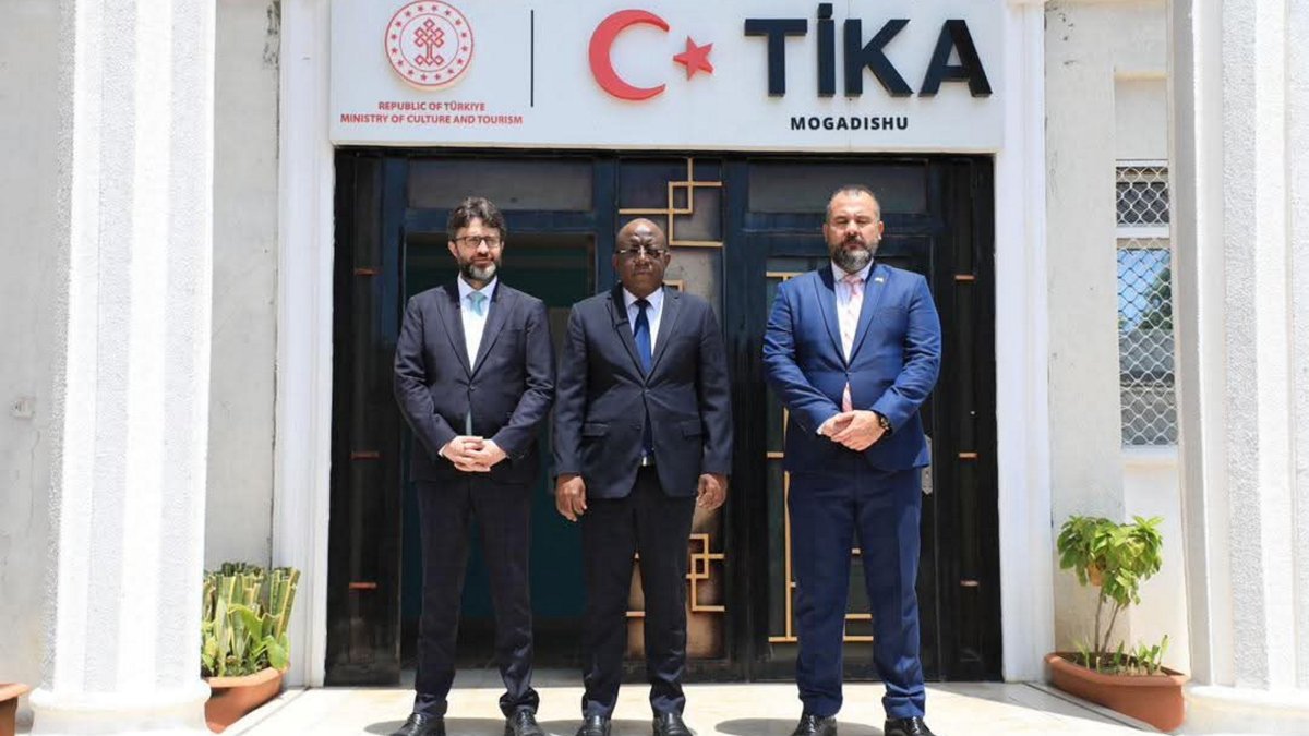 Türkiye’s Ambassador to Somalia Alper Aktaş (L) with Somali Information Minister Daud Aweys Jama (C) at TIKA's office, Mogadishu, Somalia, Oct. 26, 2025. (AA Photo)