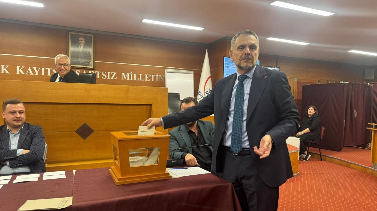 The People’s Alliance candidate Ibrahim Akın votes for the Bayrampaşa acting mayoral election, Istanbul, Türkiye, Oct. 26, 2025. (AA Photo)