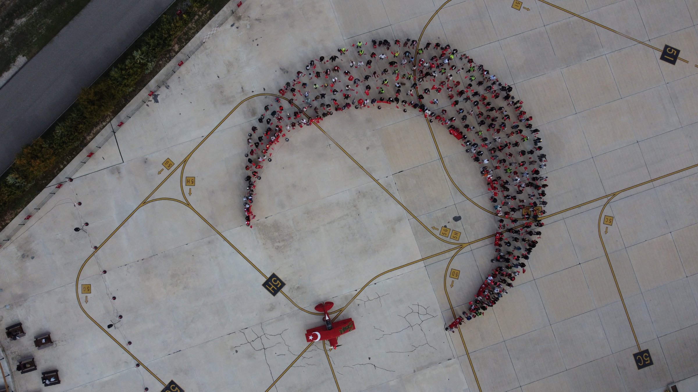 People form a crescent and star, symbols in the Turkish flag, for a Republic Day event, Eskişehir, central Türkiye, Oct. 26, 2025. (AA Photo)
