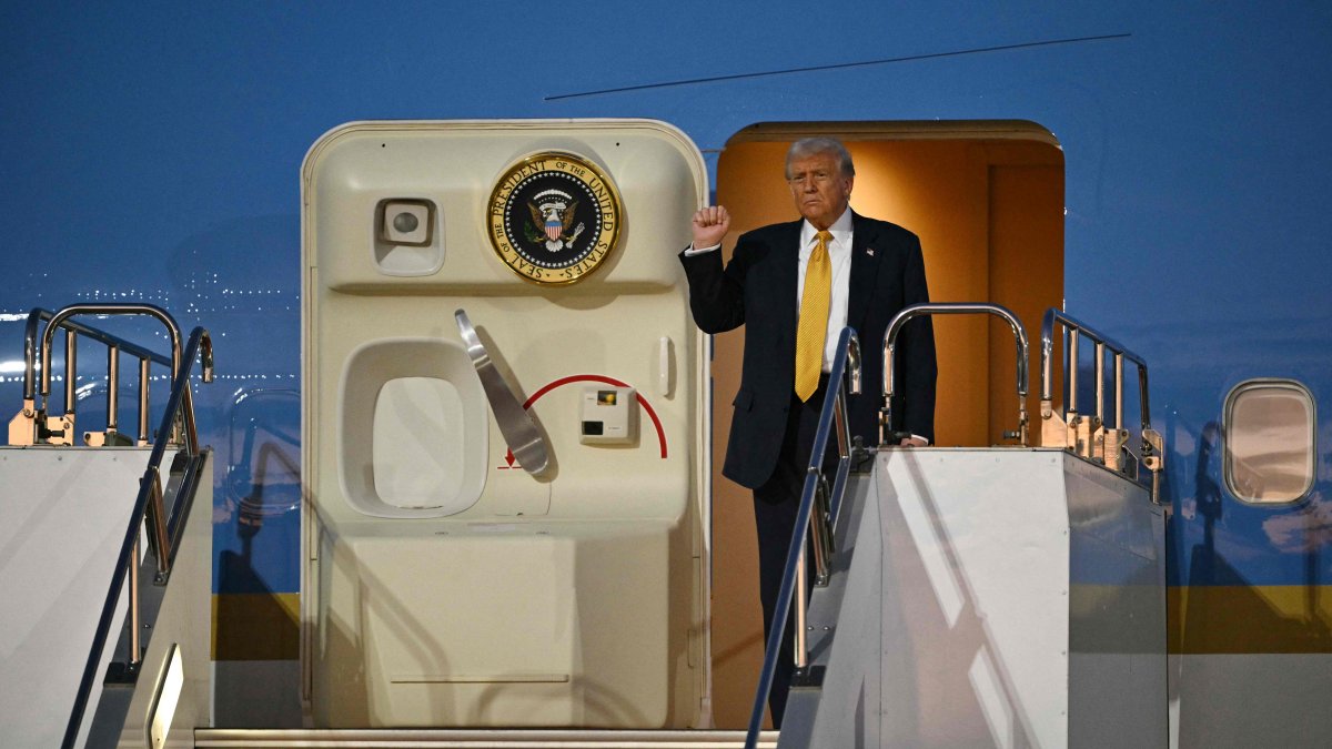 U.S. President Donald Trump gestures as he prepares to alight from Air Force One upon arrival at Haneda Airport, Tokyo, Japan, Oct. 27, 2025. (AFP Photo)