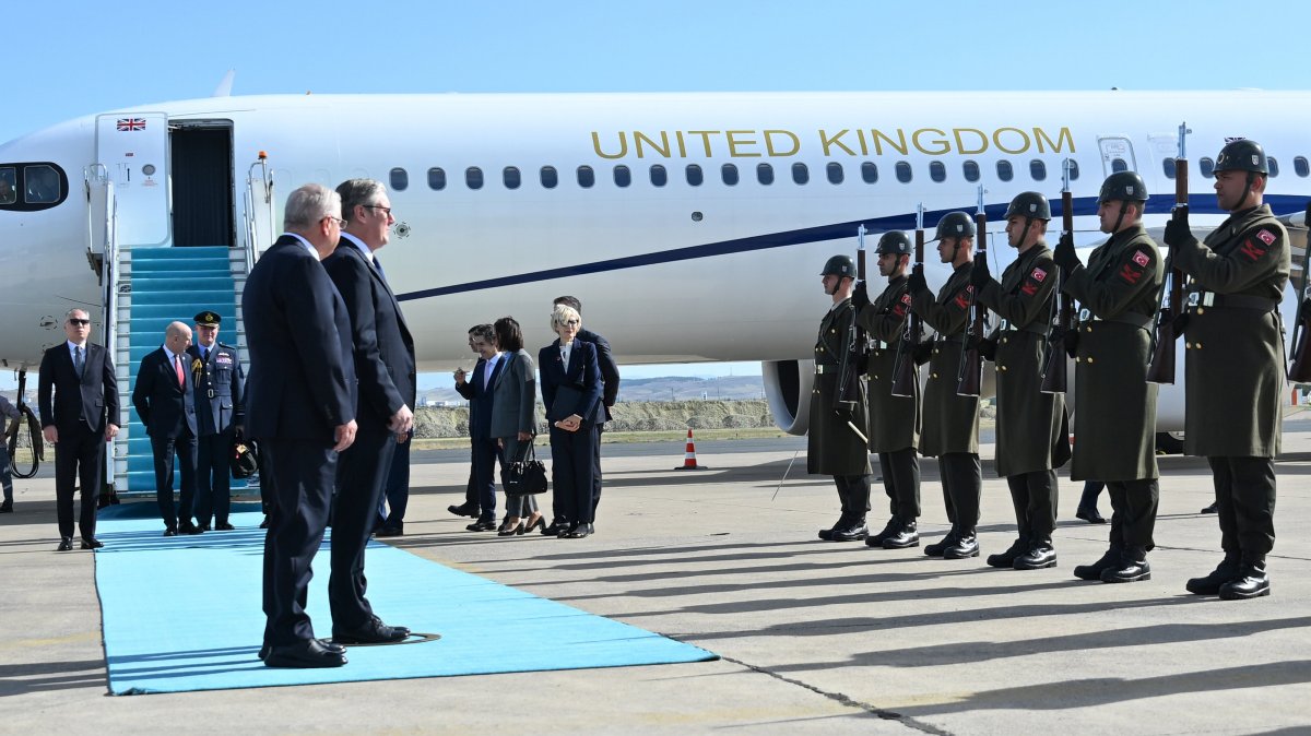 British Prime Minister Keir Starmer and Defense Minister Yaşar Güler greet honor guards at Ankara Airport, Türkiye, Oct. 27, 2025. (AA Photo)