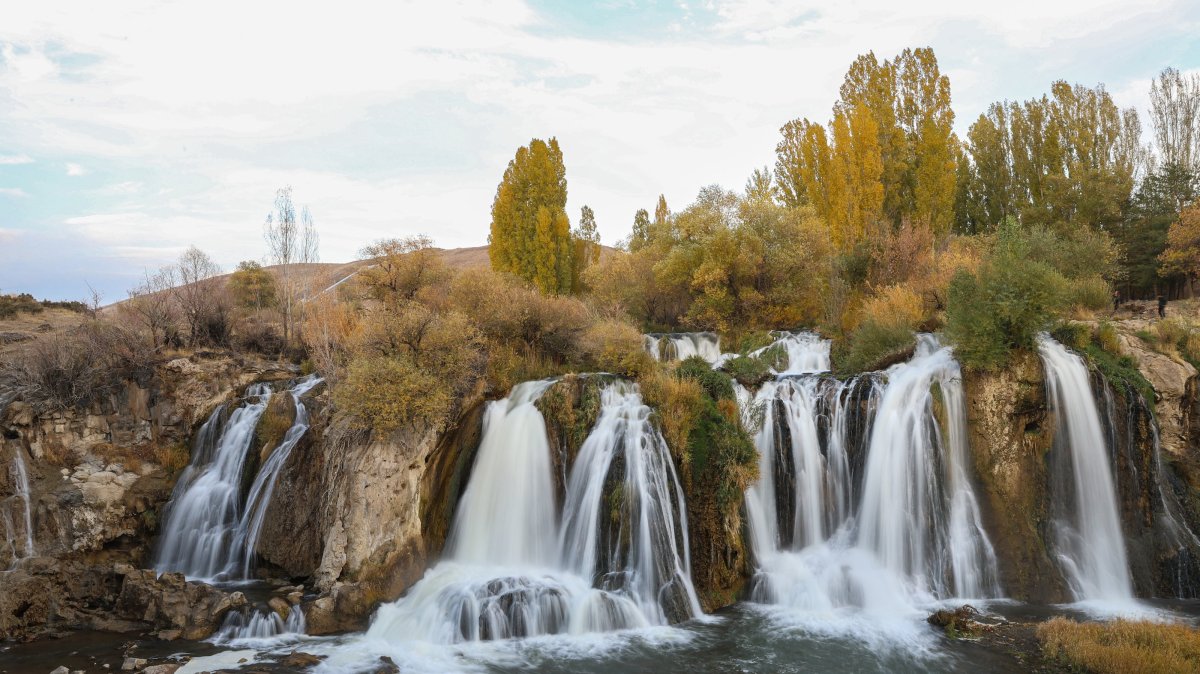 A general view of Muradiye Waterfall, Van, eastern Türkiye, Oct. 25, 2025. (AA Photo)