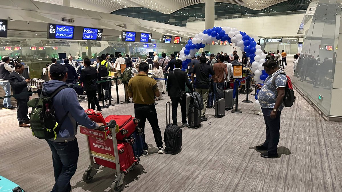 Passengers queue to check in for a direct flight from Guangzhou to Kolkata at the international airport, Guangzhou, China, Oct. 27, 2025. (AFP Photo)