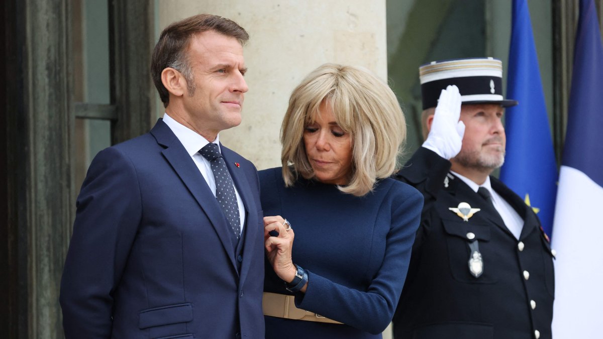 French President Emmanuel Macron (L) and French President's wife Brigitte Macron pose before a meeting with Jordan's Crown Prince at the Elysee Palace, Paris, France, Oct. 8, 2025. (AFP Photo)