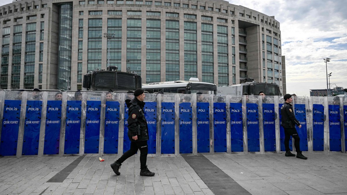 Turkish police secure the area in front of the Istanbul Courthouse during a rally organized by the country’s main opposition party, the Republican People’s Party (CHP), to protest the suspension and imprisonment of Istanbul Mayor Ekrem Imamoğlu in Istanbul, Oct. 26, 2025. (AFP Photo)