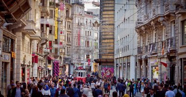 People are walking on Istiklal Avenue, Istanbul, Türkiye, April 22, 2016. (Shutterstock Photo)