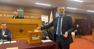 The People’s Alliance candidate Ibrahim Akın votes for the Bayrampaşa acting mayoral election, Istanbul, Türkiye, Oct. 26, 2025. (AA Photo)