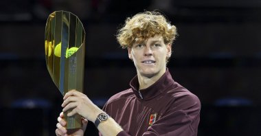 Italy&#039;s Jannik Sinner celebrates with the trophy after winning against Germany&#039;s Alexander Zverev during the men&#039;s final singles match at the ATP Vienna Open tennis tournament, Vienna, Austria, Oct. 26, 2025. (AFP Photo)