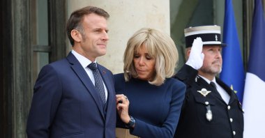 French President Emmanuel Macron (L) and French President&#039;s wife Brigitte Macron pose before a meeting with Jordan&#039;s Crown Prince at the Elysee Palace, Paris, France, Oct. 8, 2025. (AFP Photo)