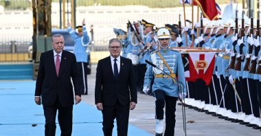 President Recep Tayyip Erdoğan and British PM Keir Starmer (R) attend the welcoming ceremony at the presidential complex, in Ankara, Türkiye, Oct. 27, 2025. 