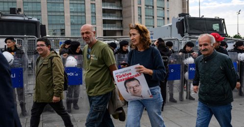 Protesters walk past Turkish police securing the area in front of the Istanbul Courthouse during a rally organized by the country's main opposition party, the Republican People's Party (CHP), to protest the suspension and imprisonment of disgraced Istanbul Mayor Ekrem Imamoğlu, Istanbul, Oct. 26, 2025. (AFP Photo)