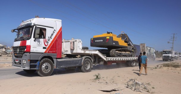 Heavy equipment is transported into the Gaza Strip heading to one of the sites to begin work in the recovery of the bodies of Israeli hostages, east of Deir al-Balah, central Gaza Strip, Palestine, Oct. 27, 2025. (AFP Photo)