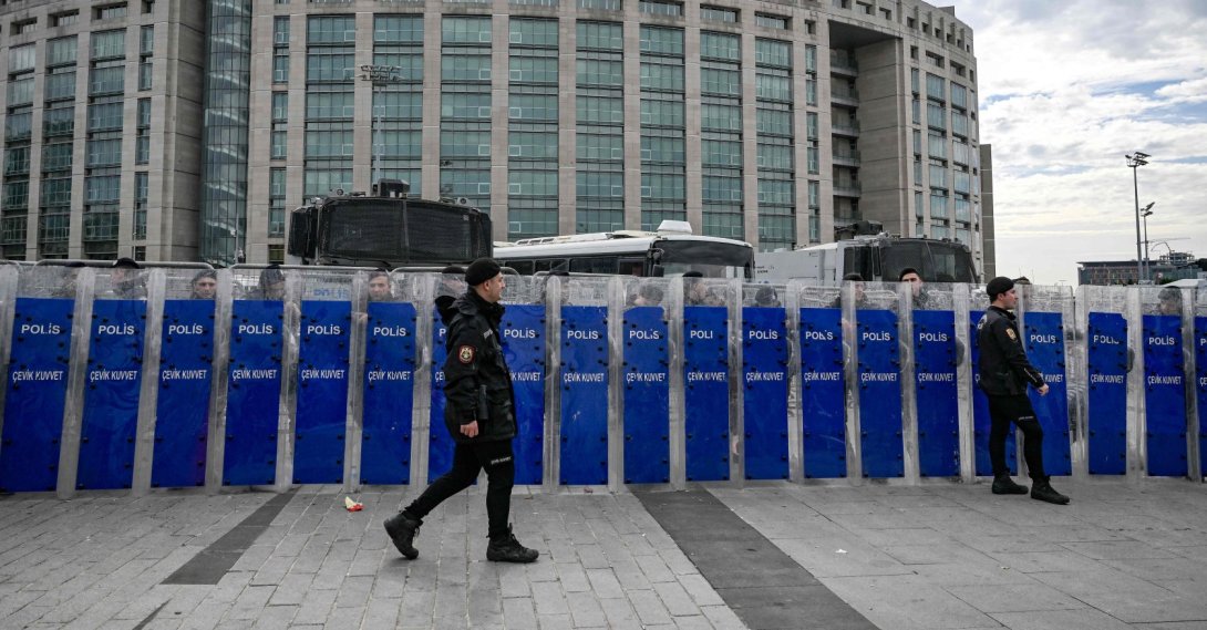 Turkish police secure the area in front of the Istanbul Courthouse during a rally organized by the country’s main opposition party, the Republican People’s Party (CHP), to protest the suspension and imprisonment of Istanbul Mayor Ekrem Imamoğlu in Istanbul, Oct. 26, 2025. (AFP Photo)