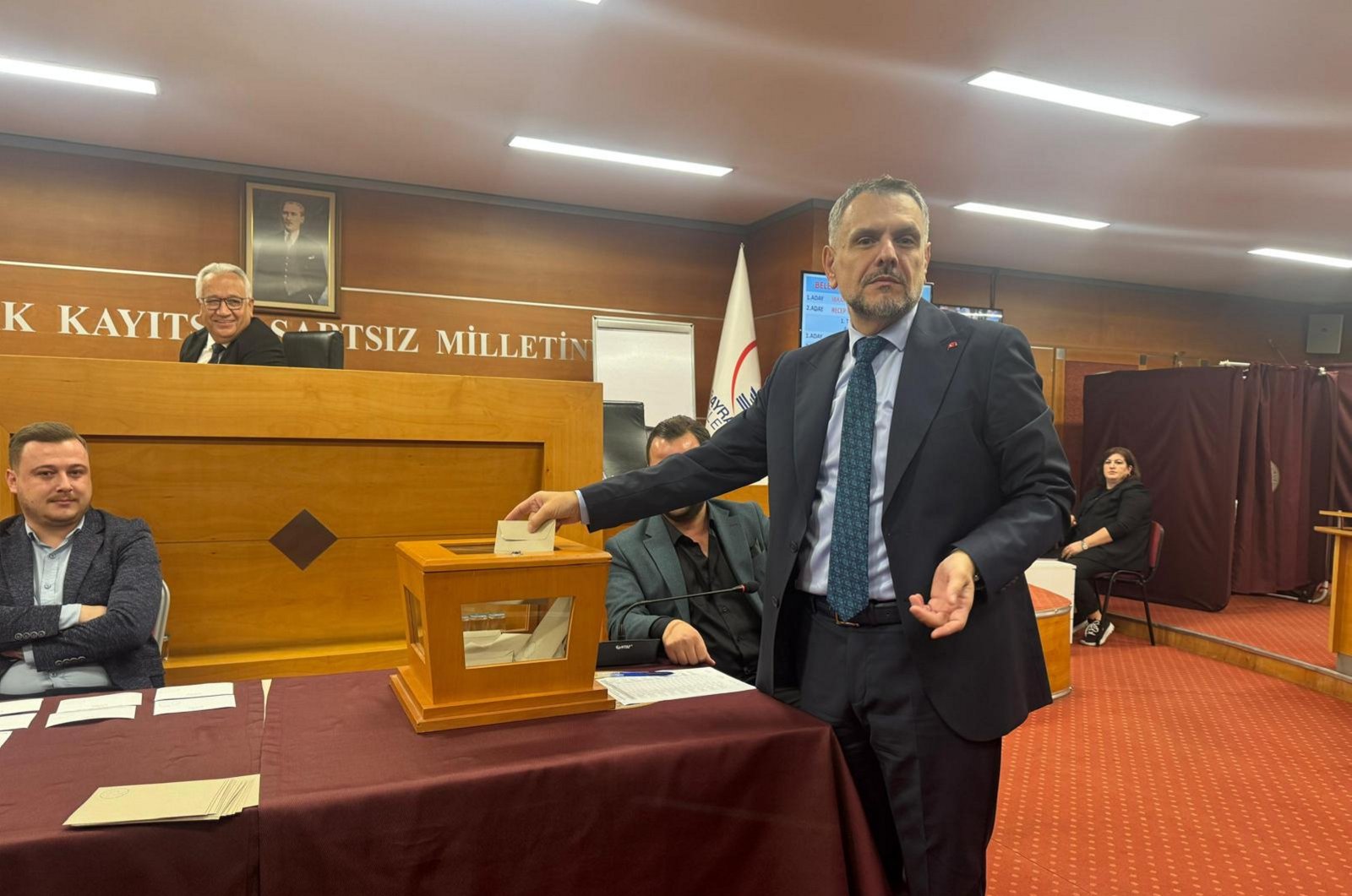 The People’s Alliance candidate Ibrahim Akın votes for the Bayrampaşa acting mayoral election, Istanbul, Türkiye, Oct. 26, 2025. (AA Photo)