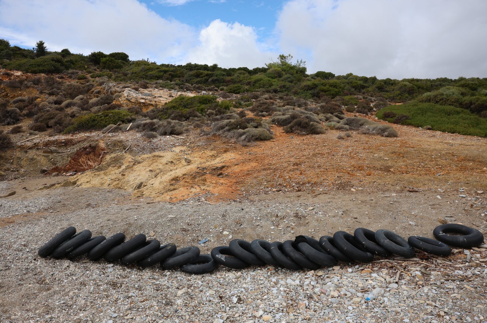 Αυτή η φωτογραφία αρχείου δείχνει ελαστικά από ένα προηγούμενο ναυάγιο κοντά στο Λέμπος, στην Ελλάδα, στις 7 Οκτωβρίου 2025. (Φωτογραφία EPA)