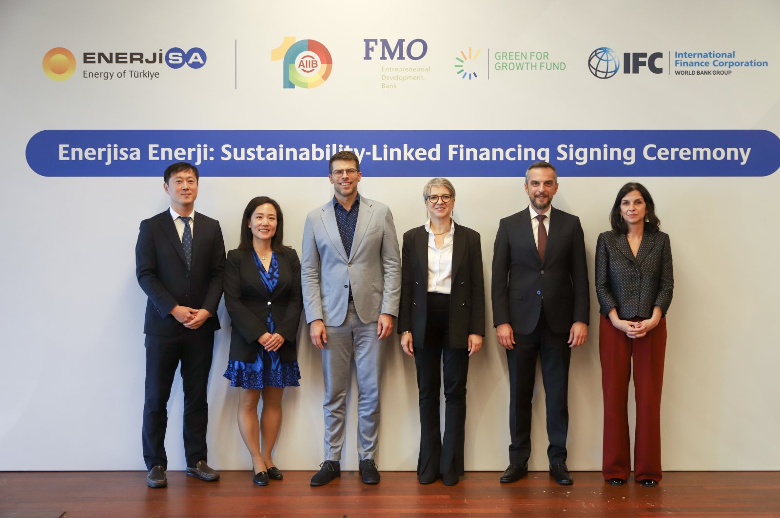 Εκπρόσωποι της Enerjisa Enerji, καθώς και τραπεζών και χρηματοπιστωτικών ιδρυμάτων φωτογραφίζονται μετά την τελετή υπογραφής της χρηματοδότησης. (Ευγενική προσφορά της Enerjisa)