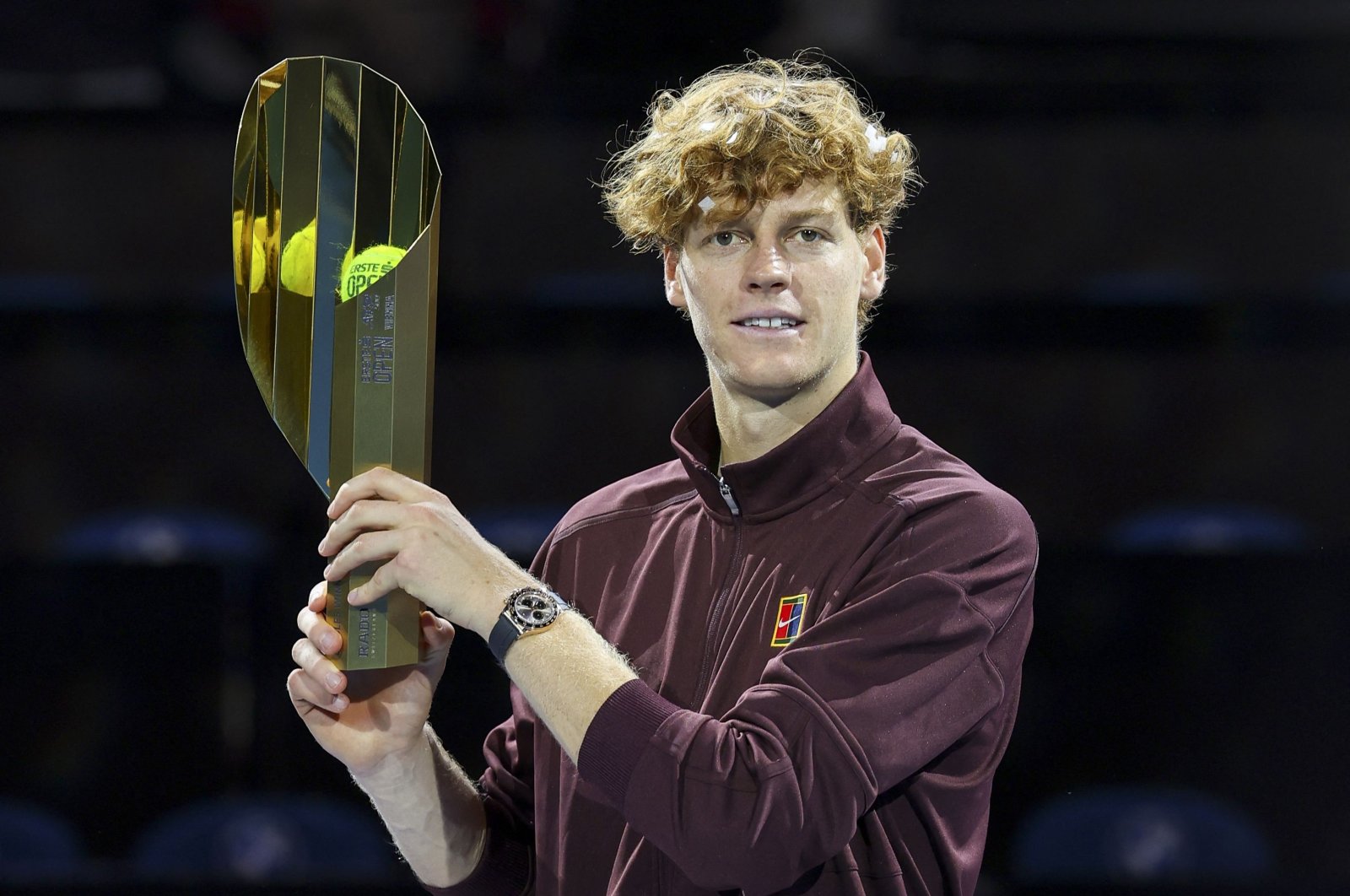 Ο Ιταλός Γιάννικ Σίνερ πανηγυρίζει με το τρόπαιο μετά τη νίκη του επί του Γερμανού Αλεξάντερ Ζβέρεφ στον τελικό του απλού ανδρών στο τουρνουά τένις ATP Vienna Open, Βιέννη, Αυστρία, 26 Οκτωβρίου 2025. (Φωτογραφία AFP)